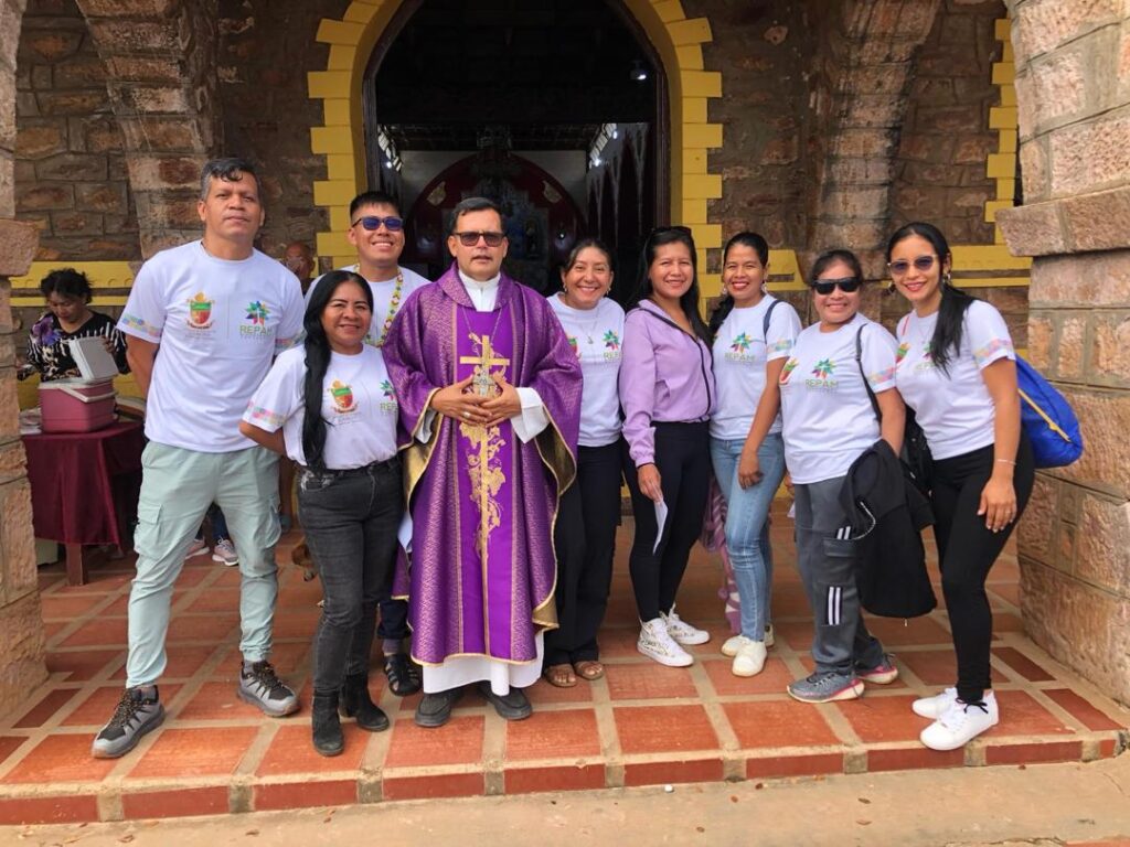 Mons Ontiveros y feligreses
